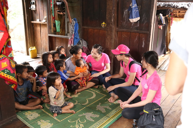 Người đẹp Nhân ái đu cần cẩu qua suối, mang nước sạch về bản Nịu ảnh 3