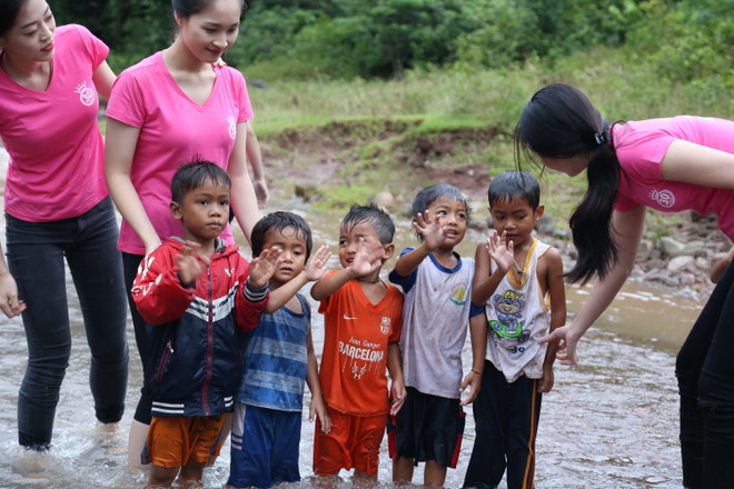 Người đẹp Nhân ái đu cần cẩu qua suối, mang nước sạch về bản Nịu ảnh 4