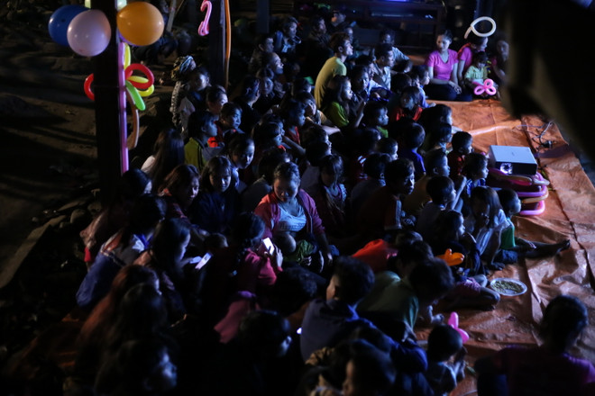 Người đẹp Nhân ái đu cần cẩu qua suối, mang nước sạch về bản Nịu ảnh 8