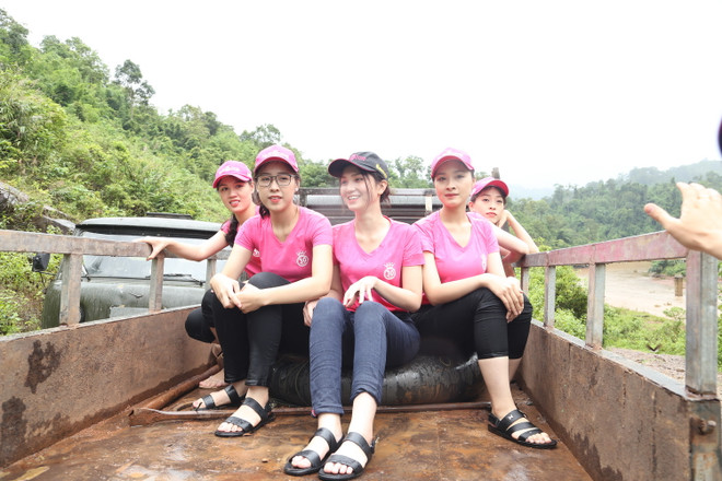 Người đẹp Nhân ái đu cần cẩu qua suối, mang nước sạch về bản Nịu ảnh 2