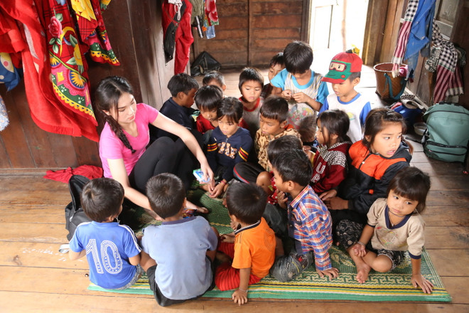 Người đẹp Nhân ái đu cần cẩu qua suối, mang nước sạch về bản Nịu ảnh 5