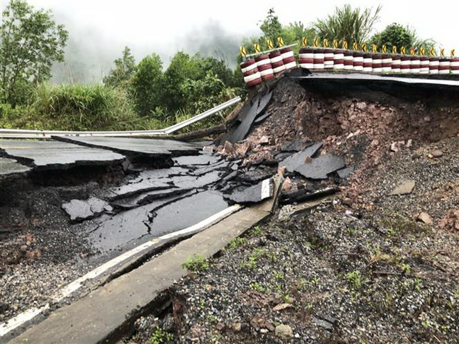 Quảng Trị: Di dời hàng trăm người khỏi khu vực sạt, lún ở Quốc lộ 15D ảnh 1