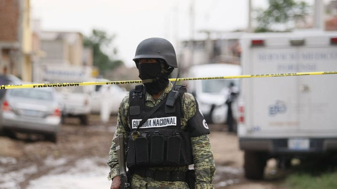 Nhân viên an ninh Mexico tại hiện trường một vụ tấn công. (Nguồn: Xinhua) Mexico: Lại xảy ra xả súng tại quán bar khiến 11 người thiệt mạng ảnh 1
