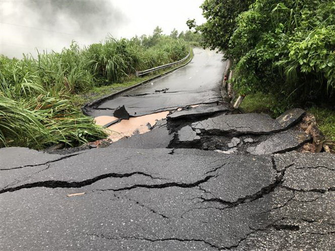 Quảng Trị: Di dời hàng trăm người khỏi khu vực sạt, lún ở Quốc lộ 15D ảnh 2