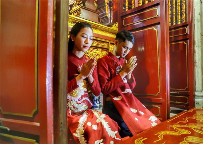 Các cặp đôi làm lễ tại đền Bà Kiệu. (Ảnh: Tuấn Đức/TTXVN) Hà Nội: 18 đôi trẻ tổ chức đám cưới tập thể tại khu vực hồ Hoàn Kiếm ảnh 1