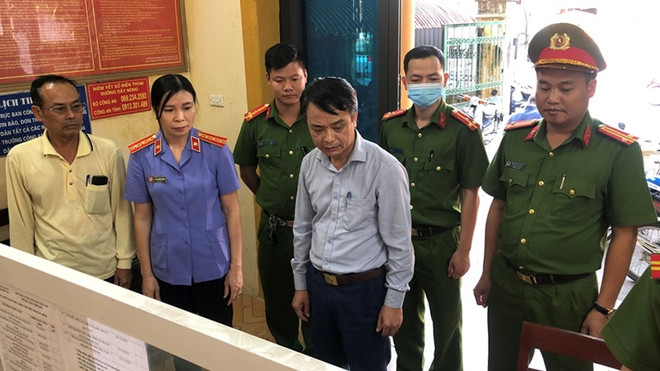 Cơ quan tố tụng tống đạt quyết định khởi tố Nguyễn Trung Văn. (Nguồn: Viện Kiểm sát Nhân dân tỉnh Hà Nam) Hà Nam: Bắt Chủ tịch UBND thị trấn Ba Sao vì vi phạm về đất đai ảnh 1
