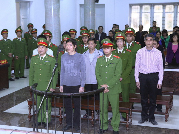 Dương Tự Trọng và các bị cáo nghe tòa tuyên án. (Ảnh: Doãn Tấn/TTXVN) Bị cáo Dương Tự Trọng bị tòa tuyên phạt 18 năm tù ảnh 1