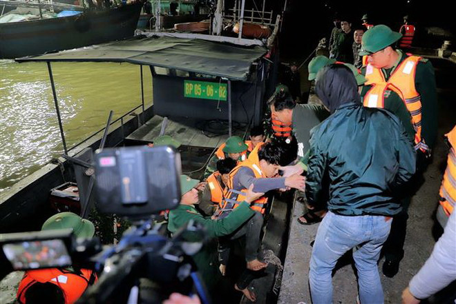 Bộ đội Biên phòng Thanh Hóa cứu nạn 7 ngư dân bị chìm tàu trên biển ảnh 1