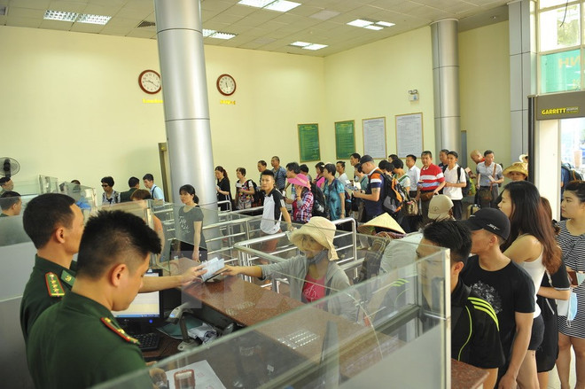 Dừng thu phí dịch vụ với hoạt động xuất cảnh qua cửa khẩu Móng Cái ảnh 1