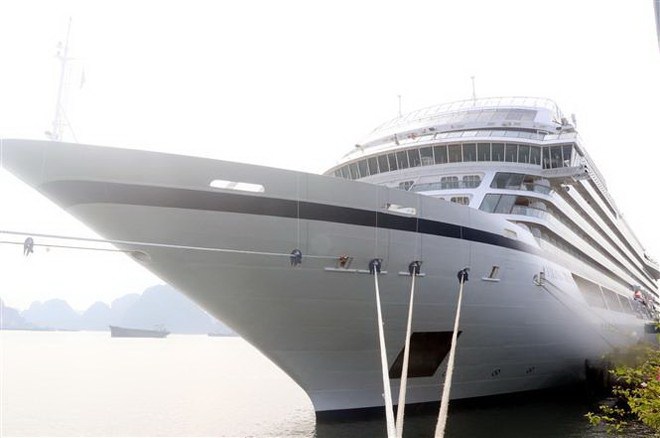 Hai tàu du lịch quốc tế đưa khách đến tham quan thành phố Hạ Long ảnh 2