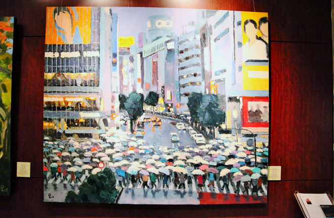 Bức tranh miêu tả người qua đường ở ngã tư Shibuya. (Ảnh: Gia Quân/Vietnam+) Triển lãm tranh phong cảnh Nhật Bản của họa sỹ Phạm Luận tại Tokyo ảnh 4
