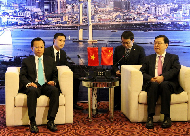 Bí thư Thành ủy Đà Nẵng Nguyễn Xuân Anh (trái) tiếp kiến Ủy viên Thường vụ Bộ Chính trị, Ủy viên trưởng Ủy ban thường vụ Đại hội Đại biểu Nhân dân Toàn quốc Trung Quốc Trương Đức Giang. (Nguồn: ictdanang.vn) Ủy viên trưởng Nhân đại Trung Quốc Trương Đức Giang thăm Đà Nẵng ảnh 1