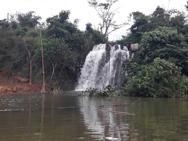 Thác Cột Đá bị biến thành một ao nước lớn hàng nghìn mét vuông. (Ảnh: Hưng Thịnh/TTXVN) Thác Cột Đá bị xâm hại nghiêm trọng do khai thác đá trái phép ảnh 1
