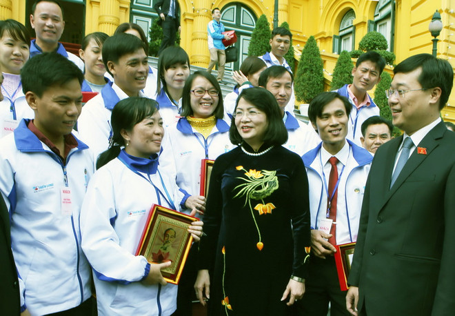 Phó Chủ tịch nước Đặng Thị Ngọc Thịnh với các đại biểu. (Ảnh: Nguyễn Dân/TTXVN) Phó Chủ tịch nước gặp đoàn giáo viên công tác tại huyện và xã đảo ảnh 1