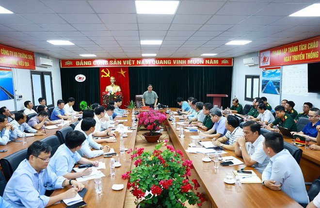Thủ tướng Phạm Minh Chính làm việc với các nhà thầu, đơn vị thi công Dự án cao tốc Cần Thơ-Cà Mau. (Ảnh: Dương Giang/TTXVN) ttxvn_can tho ca mau.jpg