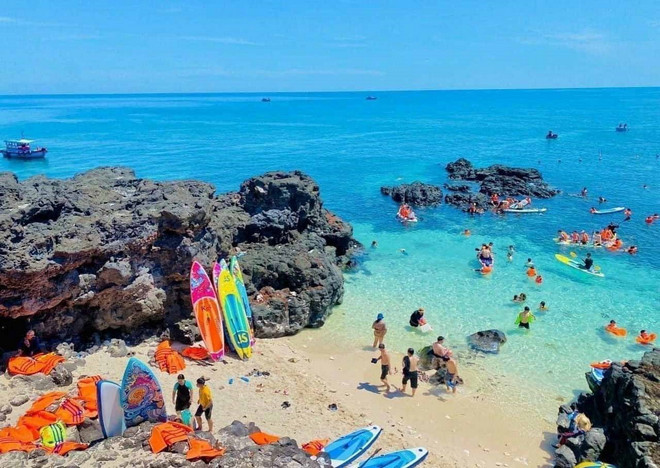 Du khách đến tham quan, tắm biển tại đảo An Bình, huyện Lý Sơn. (Ảnh: TTXVN phát) ttxvn_dao ly son.jpg