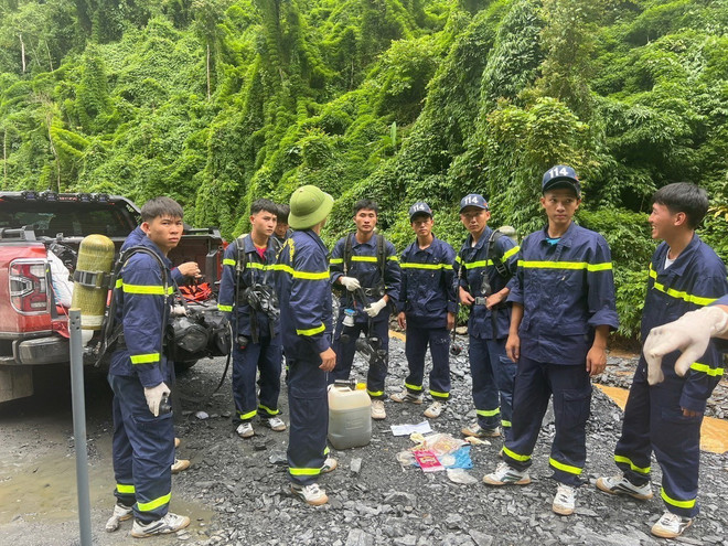Cán bộ, chiến sỹ Phòng Cảnh sát Phòng cháy, chữa cháy và Cứu nạn, cứu hộ Công an tỉnh Lai Châu có mặt tại hiện trường để tổ chức công tác cứu nạn. (Ảnh: TTXVN phát) ttxvn_ngat khi 2.jpg