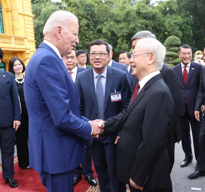 Tổng Bí thư Nguyễn Phú Trọng đón Tổng thống Hoa Kỳ Joe Biden. (Ảnh: Trí Dũng/TTXVN) ttxvn_tong bi thu nguyen phu trong_ong joe biden.jpg