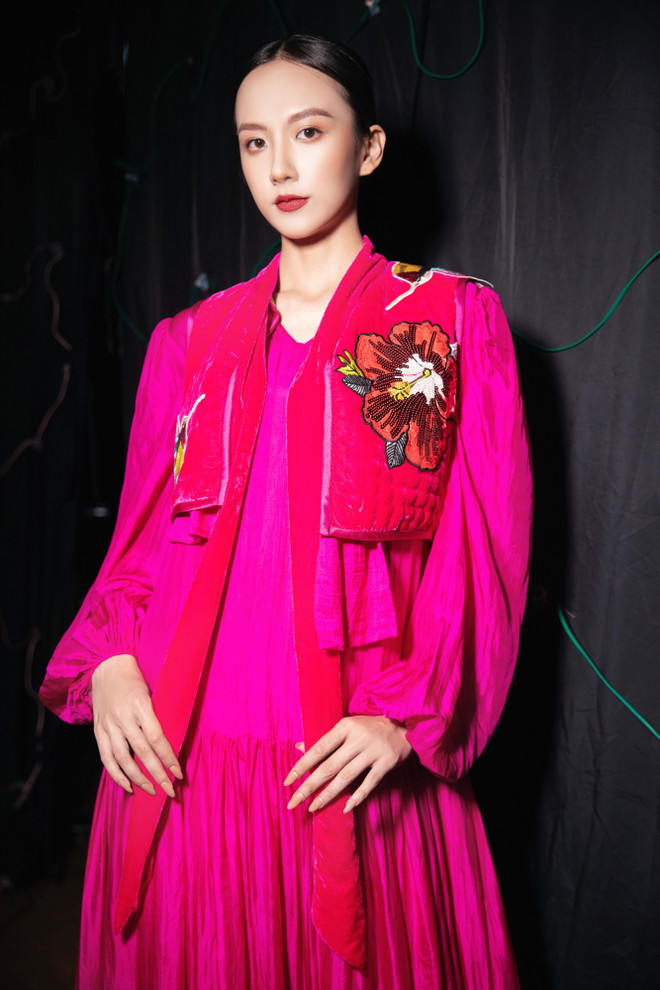 4. Được mệnh danh là “Phù thủy của sắc màu” trong làng thời trang Việt, những thiết kế của Đức Hùng luôn mang một màu sắc riêng, là sự giao thoa giữa thời trang và các yếu tố văn hóa Việt Nam.jpeg