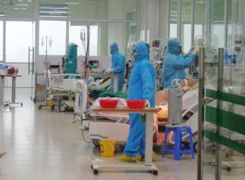 Ngành y tế Việt Nam làm hết sức để cứu chữa các bệnh nhân COVID-19 (Nguồn: TTXVN) Lãnh đạo Sở bị kỷ luật vì văn bản 'hỏa táng các bệnh nhân nặng' ảnh 1