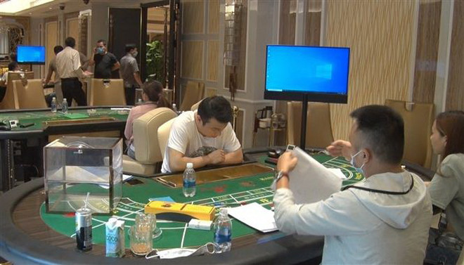 Hiện trường vụ việc. (Ảnh: TTXVN) Bắt quả tang nhóm người nước ngoài đánh bạc trong khu nghỉ dưỡng ảnh 1