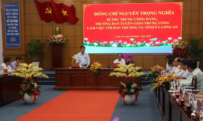 Trưởng Ban Tuyên giáo Trung ương làm việc với Ban Thường vụ Tỉnh ủy Long An. (Ảnh: Thanh Bình/TTXVN) Long An: Đề án về các khu di tích cần mang tính dân tộc và hiện đại ảnh 1
