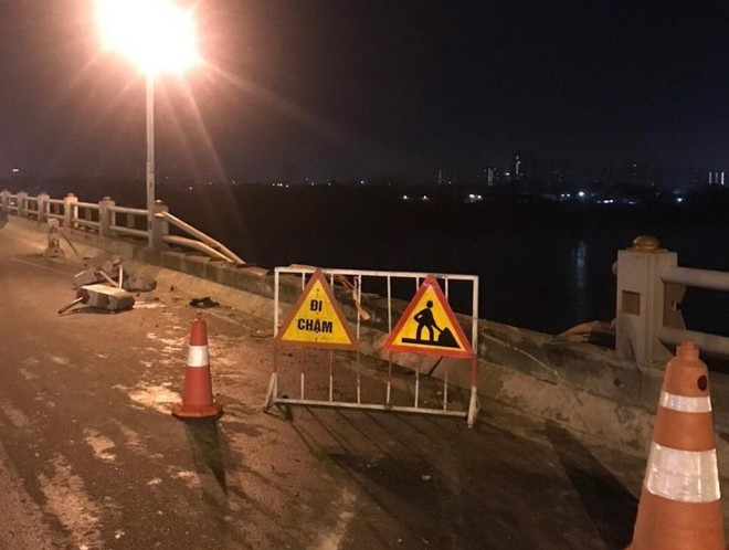 Vụ ôtô container đầu kéo lao xuống sông: Cắm biển báo hiệu ở sông Hồng ảnh 1