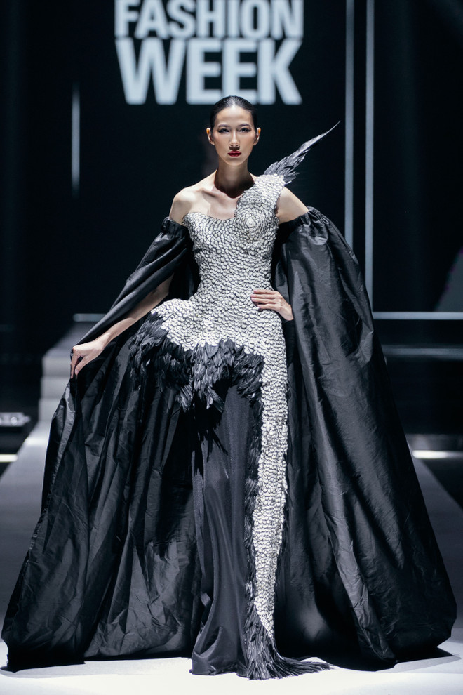 Thiết kế trong bộ sưu tập “White Night” của nhà tạo mẫu Frederick Lee. (Ảnh: CTV/Vietnam+) 10. Một look trong BST “WHITE NIGHT” của NTK (18).jpeg