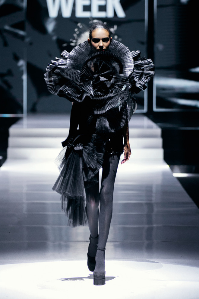Thiết kế trong bộ sưu tập “White Night” của nhà tạo mẫu Frederick Lee. (Ảnh: CTV/Vietnam+) 10. Một look trong BST “WHITE NIGHT” của NTK (5).jpeg