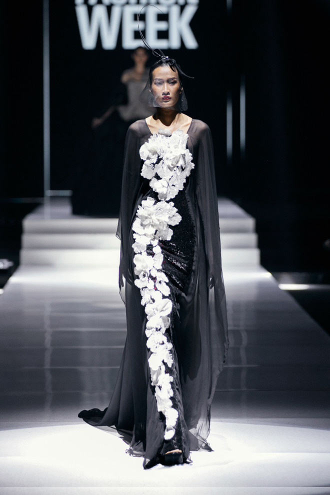 Thiết kế trong bộ sưu tập “White Night” của nhà tạo mẫu Frederick Lee. (Ảnh: CTV/Vietnam+) 10. Một look trong BST “WHITE NIGHT” của NTK (7).jpeg