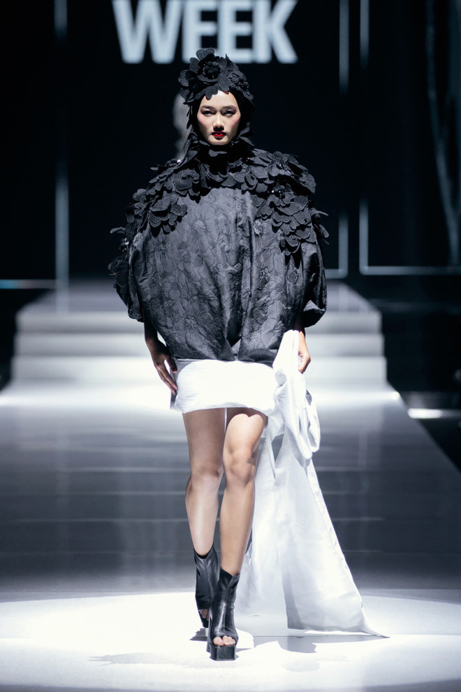 Thiết kế trong bộ sưu tập “White Night” của nhà tạo mẫu Frederick Lee. (Ảnh: CTV/Vietnam+) 10. Một look trong BST “WHITE NIGHT” của NTK (11).jpeg