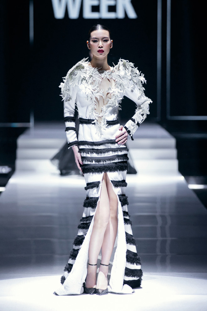 Thiết kế trong bộ sưu tập “White Night” của nhà tạo mẫu Frederick Lee. (Ảnh: CTV/Vietnam+) 10. Một look trong BST “WHITE NIGHT” của NTK (13).jpeg
