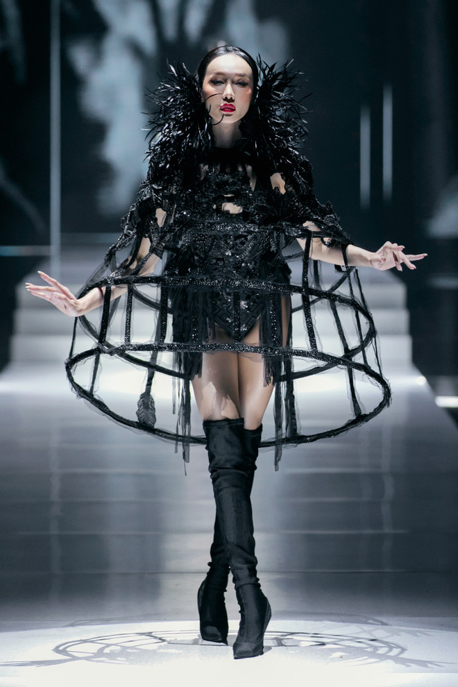 Thiết kế trong bộ sưu tập “White Night” của nhà tạo mẫu Frederick Lee. (Ảnh: CTV/Vietnam+) 10. Một look trong BST “WHITE NIGHT” của NTK (19).jpeg