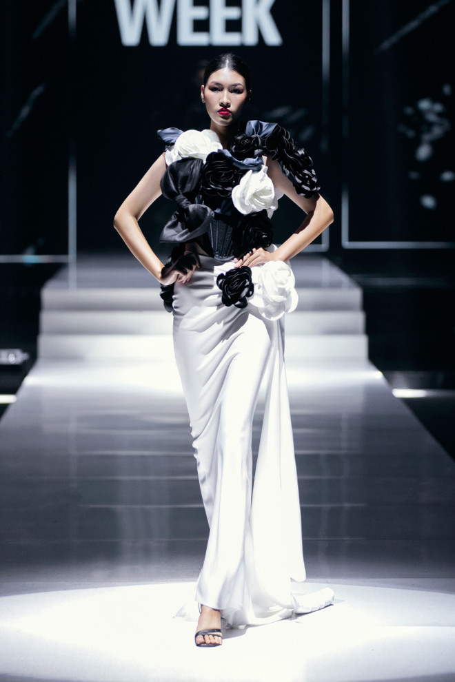 Thiết kế trong bộ sưu tập “White Night” của nhà tạo mẫu Frederick Lee. (Ảnh: CTV/Vietnam+) 10. Một look trong BST “WHITE NIGHT” của NTK (14).jpeg