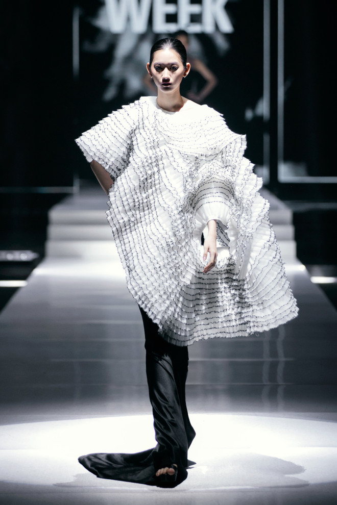 Thiết kế trong bộ sưu tập “White Night” của nhà tạo mẫu Frederick Lee. (Ảnh: CTV/Vietnam+) 10. Một look trong BST “WHITE NIGHT” của NTK (8).jpeg