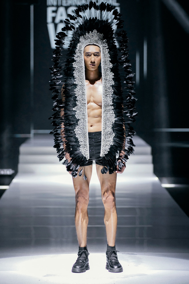 Thiết kế trong bộ sưu tập “White Night” của nhà tạo mẫu Frederick Lee. (Ảnh: CTV/Vietnam+) 10. Một look trong BST “WHITE NIGHT” của NTK (17).jpeg