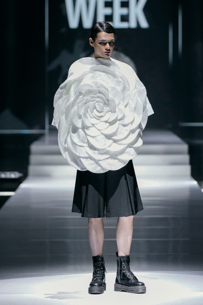 Thiết kế trong bộ sưu tập “White Night” của nhà tạo mẫu Frederick Lee. (Ảnh: CTV/Vietnam+) 10. Một look trong BST “WHITE NIGHT” của NTK (6).jpeg