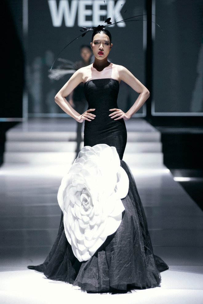 Thiết kế trong bộ sưu tập “White Night” của nhà tạo mẫu Frederick Lee. (Ảnh: CTV/Vietnam+) 10. Một look trong BST “WHITE NIGHT” của NTK (9).jpeg