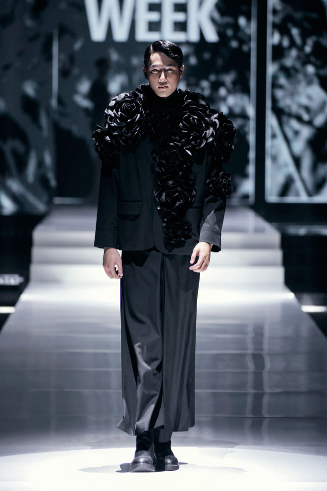 Thiết kế trong bộ sưu tập “White Night” của nhà tạo mẫu Frederick Lee. (Ảnh: CTV/Vietnam+) 10. Một look trong BST “WHITE NIGHT” của NTK (15).jpeg