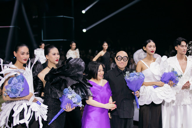Toàn cảnh bộ sưu tập “White Night” của nhà tạo mẫu Frederick Lee. (Ảnh: CTV/Vietnam+) 1. NTK Frederick Lee và Madam Trang Lê kết màn cùng dàn mẫu của BST _WHITE NIGHT_.jpg