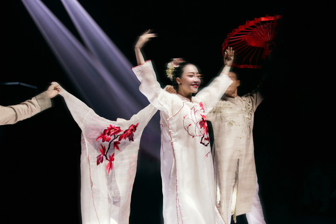 Màn múa ấn tượng trình diễn thiết kế của nhà tạo mẫu Vũ Việt Hà. (Ảnh: CTV/Vietnam+) 3. Nghệ sĩ Linh Nga mang đến tiết mục mua đương đại vô cùng đặc sắc.jpg