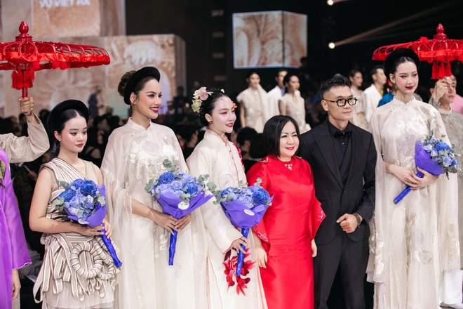 Đảm nhận trọng trách kết màn Vietnam International Fashion Week SS 2024 diễn ra tối qua, 16/6, tại Thành phố Hồ Chí Minh, nhà thiết kế Vũ Việt Hà đã tiếp tục mang hơi thở truyền thống hòa vào nhịp sống hiện đại qua bộ sưu tập “Cô ấy là ai.” (Ảnh: CTV/Vietnam+) 1BST_C~2.JPG
