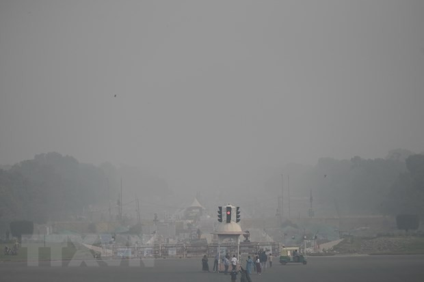 Thủ đô New Delhi của Ấn Độ bị bao phủ trong lớp khói bụi. (Ảnh: AFP/TTXVN) Ấn Độ: Ô nhiễm không khí nghiêm trọng tại thủ đô New Delhi ảnh 1