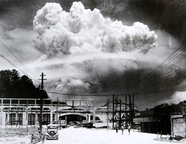 Đám mây hình nấm trên bầu trời Nagasaki vào ngày 9/8//1945. (Ảnh: Getty Images) Thượng nghị sỹ Nhật kêu gọi Mỹ thừa nhận sai lầm khi ném bom nguyên tử ảnh 1