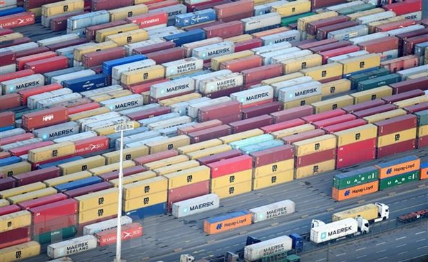 Hàng hóa tại cảng container ở Hamburg (Đức). (Ảnh: REUTERS/TTXVN) Xuất khẩu của Đức sang các nước ngoài EU giảm nhẹ trong tháng 11/2022 ảnh 1