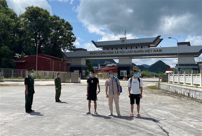 Cao Bằng: Trao trả ba công dân Trung Quốc nhập cảnh trái phép ảnh 1