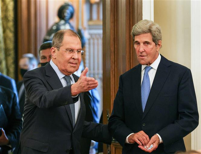 Ngoại trưởng Nga Sergei Lavrov (trái) và Đặc phái viên Mỹ về vấn đề khí hậu John Kerry tại cuộc gặp ở Moskva ngày 12/7/2021. (Ảnh: AFP/TTXVN) Nga-Mỹ hợp tác giải quyết vấn đề khí thải gây hiệu ứng nhà kính ảnh 1