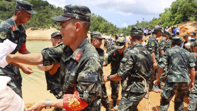 Trung Quốc: Dốc sức tìm 14 công nhân mắc kẹt trong đường hầm ngập nước ảnh 1