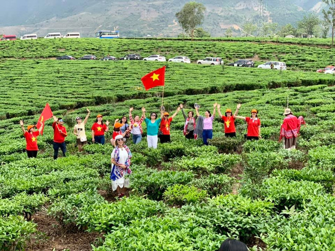 Đoàn caravan trên hành trình trải nghiệm Tây Bắc. (Ảnh: CTV/Vietnam+) COVID-19 được kiểm soát: Du lịch nội địa sẽ sớm bùng nổ trở lại? ảnh 3