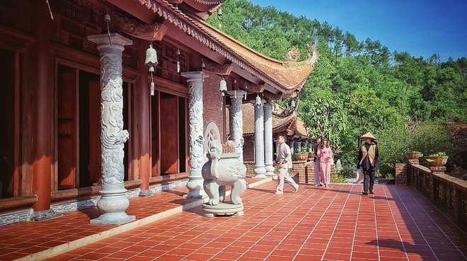 Đi lễ chùa đầu Xuân là phong tục của người dân Việt Nam. (Ảnh minh họa: Mai Mai/Vietnam+) COVID-19 được kiểm soát: Du lịch nội địa sẽ sớm bùng nổ trở lại? ảnh 2